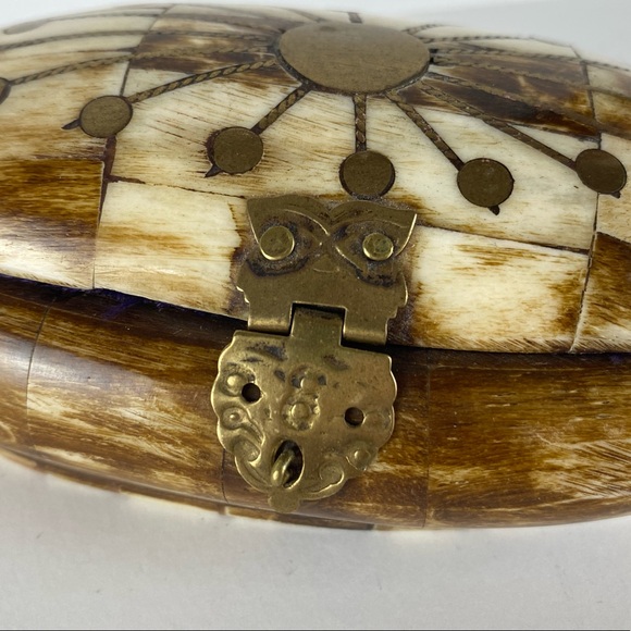 Over Wood box with Brass and velvet inlay - Picture 6 of 8